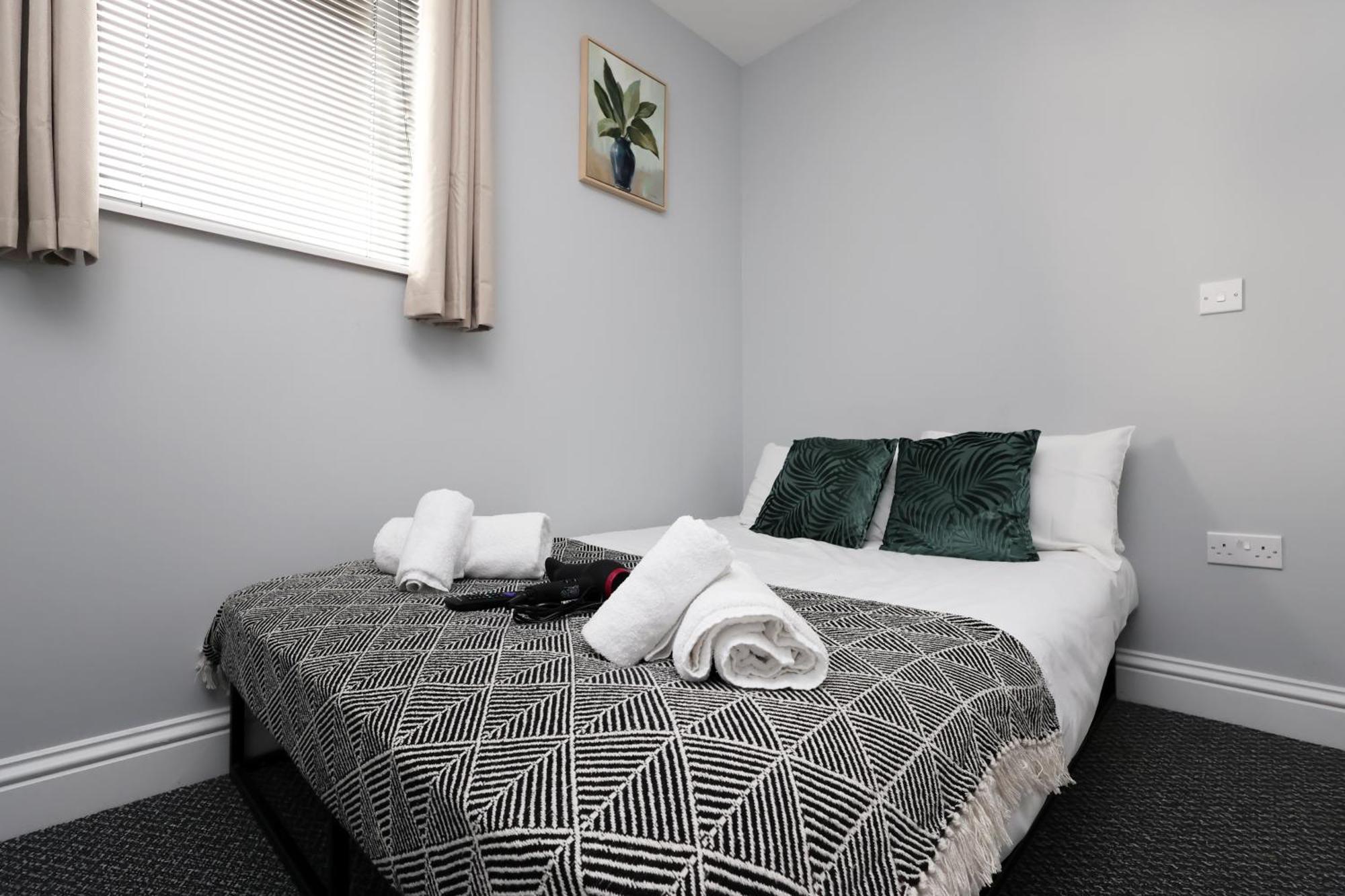 En-Suite Double Rooms, Smart Tv Comfy Style Llanelli Exterior foto